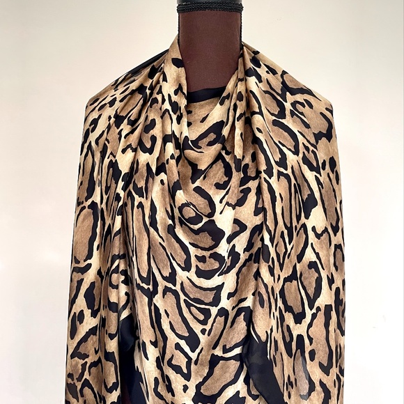 New Gucci Animal Print Stole Silk Satin Scarf with Gucci Box - Picture 8 of 16